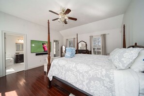 5 bedrooms, desk, iron/ironing board, WiFi - Mansion with Heated Pool Near Ocean (Plymouth)