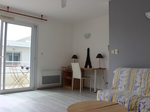 Interior - 1-Bedroom Apartment with Balcony, Parking, Pool, Near Amenities (La Rochelle)