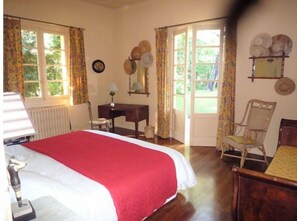 5 bedrooms, bed sheets - 30's villa, swimming pool, 5min walk to the beach & golf course (Anglet)