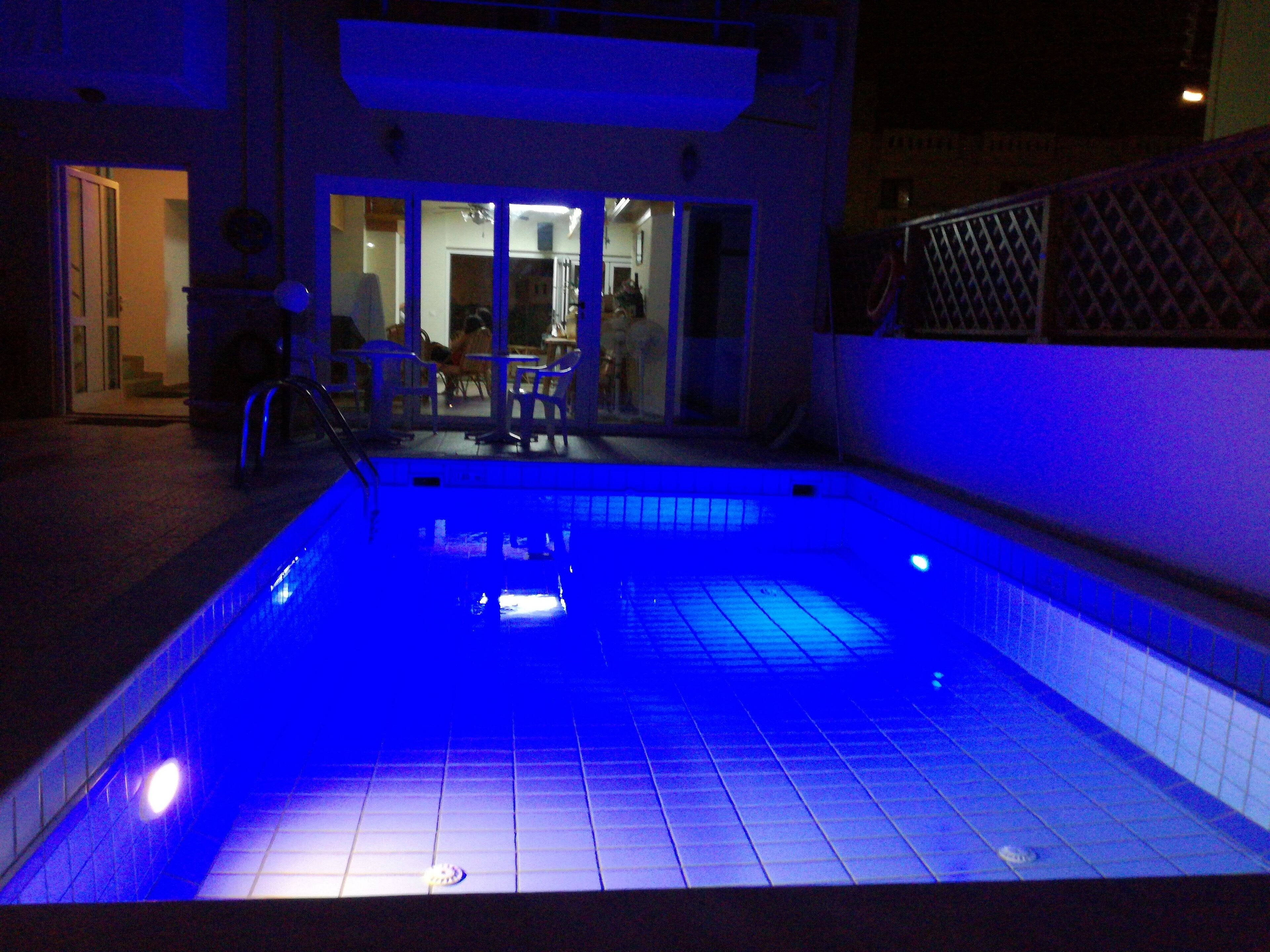 Utomhuspool och solstolar