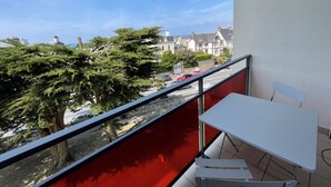Outdoor dining - Apartment near beach and shops, 4 sleeps (Donville-les-Bains)