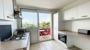 Private kitchen - Apartment near beach and shops, 4 sleeps (Donville-les-Bains)