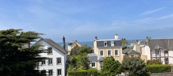Apartment near beach and shops, 4 sleeps