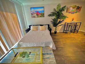 2 Schlafzimmer, Schreibtisch, Bügeleisen/Bügelbrett, WLAN