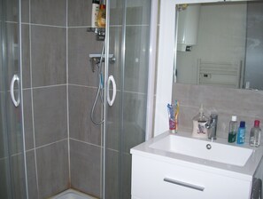 Douche, sèche-cheveux, bidet, papier toilette