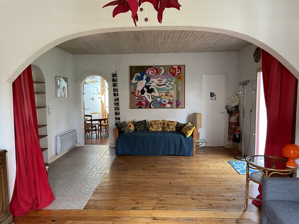 Téléviseur, lecteur de DVD, table de ping-pong