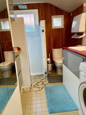 Dusch, hårtork och toalettpapper