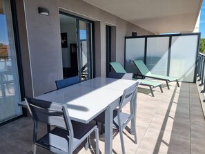 Outdoor dining - Air-conditioned Apartment, 2nd Floor, 200m from Beach, Parking, Elevator, Spacious Balcony (Argelès-sur-Mer)