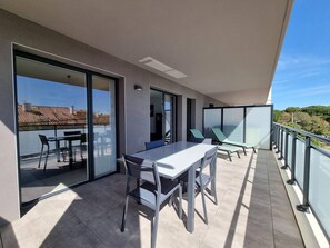 Outdoor dining - Air-conditioned Apartment, 2nd Floor, 200m from Beach, Parking, Elevator, Spacious Balcony (Argelès-sur-Mer)