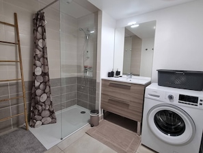 Bathroom - Air-conditioned Apartment, 2nd Floor, 200m from Beach, Parking, Elevator, Spacious Balcony (Argelès-sur-Mer)