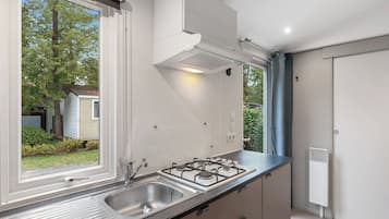 Fridge, microwave, cookware/dishes/utensils, freezer