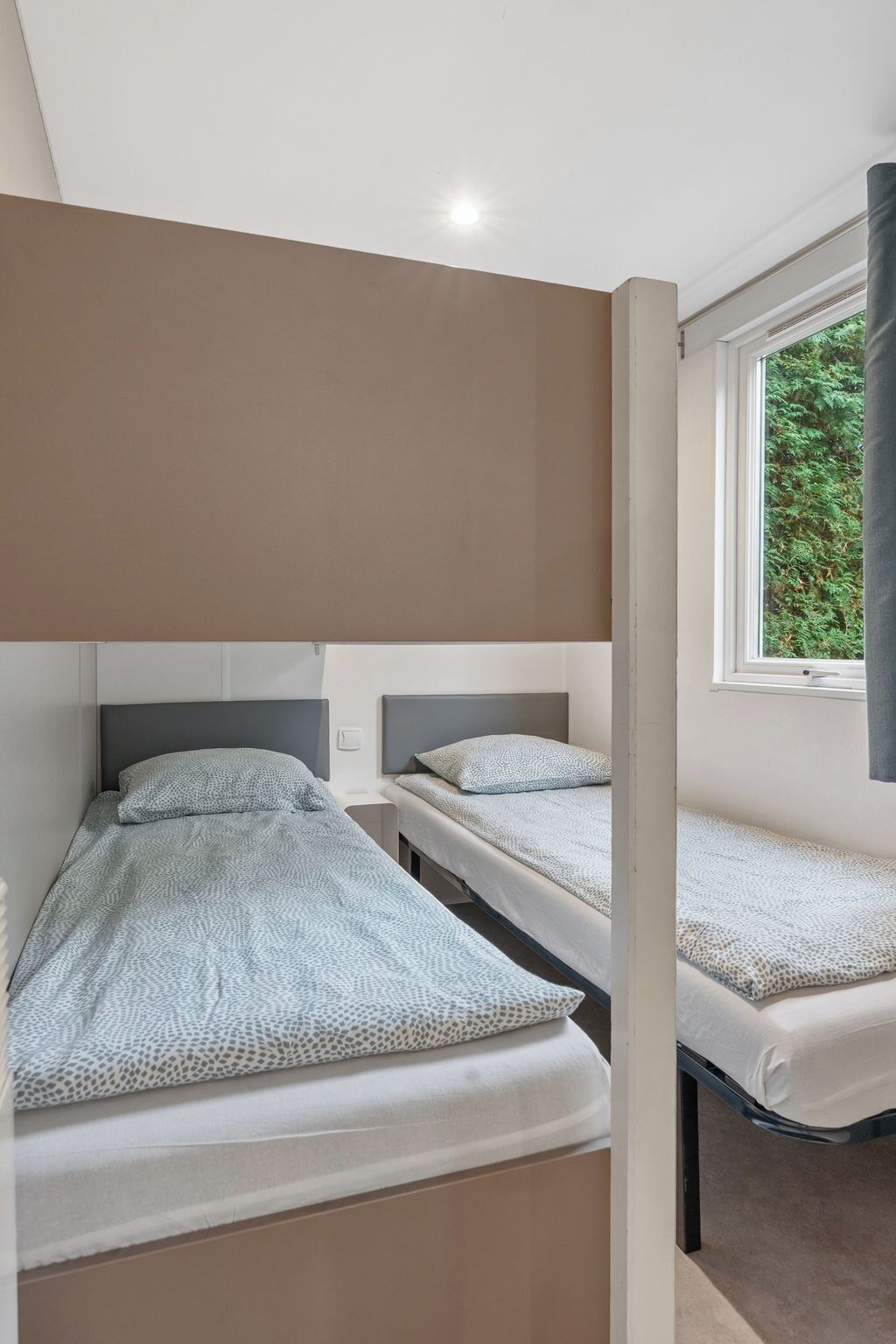 2 quartos, escrivaninha, acesso de cortesia à internet