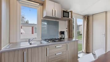 Fridge, cookware/dishes/utensils