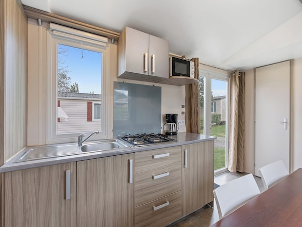 Réfrigérateur, vaisselle et ustensiles