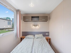 2 bedrooms, desk, Internet