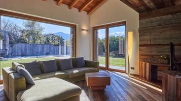 Télévision, cheminée, baby-foot