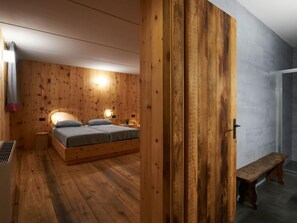 5 bedrooms, iron/ironing board, WiFi