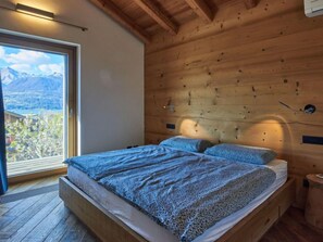 5 bedrooms, iron/ironing board, WiFi