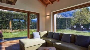 TV, caminetto, tavolo da calcetto