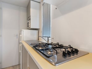 Jääkaappi, mikroaaltouuni, syöttötuoli