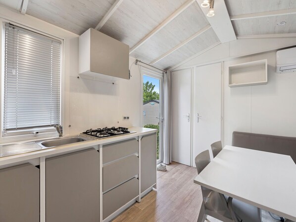 Kühlschrank, Mikrowelle, Hochstuhl, Kochgeschirr/Geschirr/Besteck