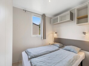 2 bedrooms, desk, WiFi