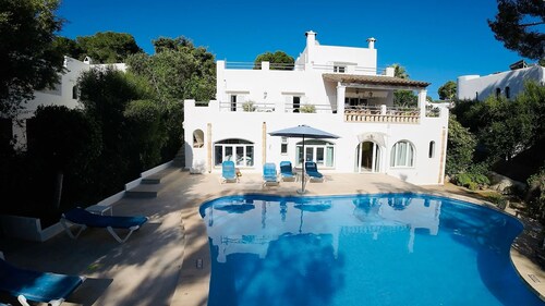 Holiday villa West with private pool, air conditioning, and Wi-Fi near the beach