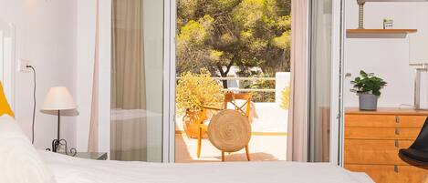 5 bedrooms, iron/ironing board, free WiFi, bed sheets