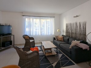 TV - Charming 2BR Apt in Central Arcachon - Beach, Shops & Train Nearby (Arcachon)