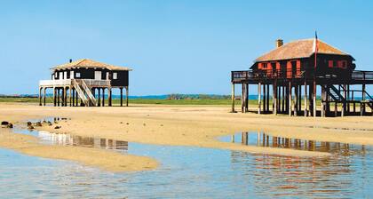 Charming 2BR Apt in Central Arcachon - Beach, Shops & Train Nearby