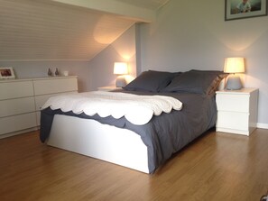 4 عدّة غرف نوم ومكواة/لوح كي وواي فاي مجانًا وملاءات أسرّة