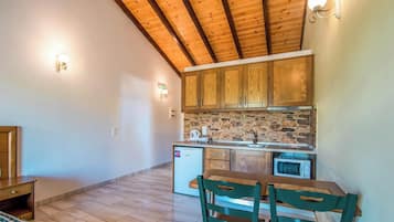 Jääkaappi, mikroaaltouuni, liesi, vedenkeitin