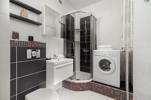 Dusche, Haartrockner, Handtücher, Shampoo