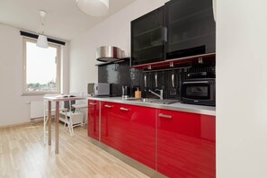 Kjøleskap, mikrobølgeovn, ovn og kokeplater