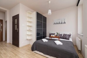 Iron/ironing board, travel cot, WiFi, bed sheets