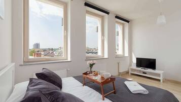 Iron/ironing board, travel crib, WiFi, bed sheets