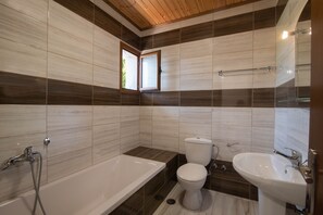 Bathtub, hair dryer, towels - Holiday Studio 'Mirage Arillas Studio Type C16' next to Beach with Balcony, Shared Pool & Wi-Fi (corfu)