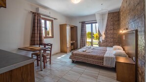 Ein Schlafzimmer mit einem Bett, einem Nachttisch und einem Schreibtisch mit Stuhl.