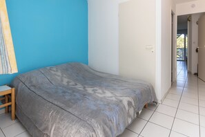 1 habitación, tabla de planchar con plancha y ropa de cama 