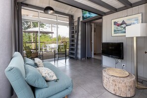 TV - Villa with Stunning Views, Terrace and Garden (Moliets-et-Maa)