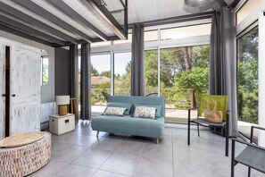 TV - Villa with Stunning Views, Terrace and Garden (Moliets-et-Maa)