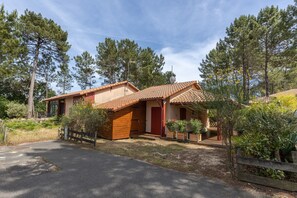 Exterior - Villa with Stunning Views, Terrace and Garden (Moliets-et-Maa)