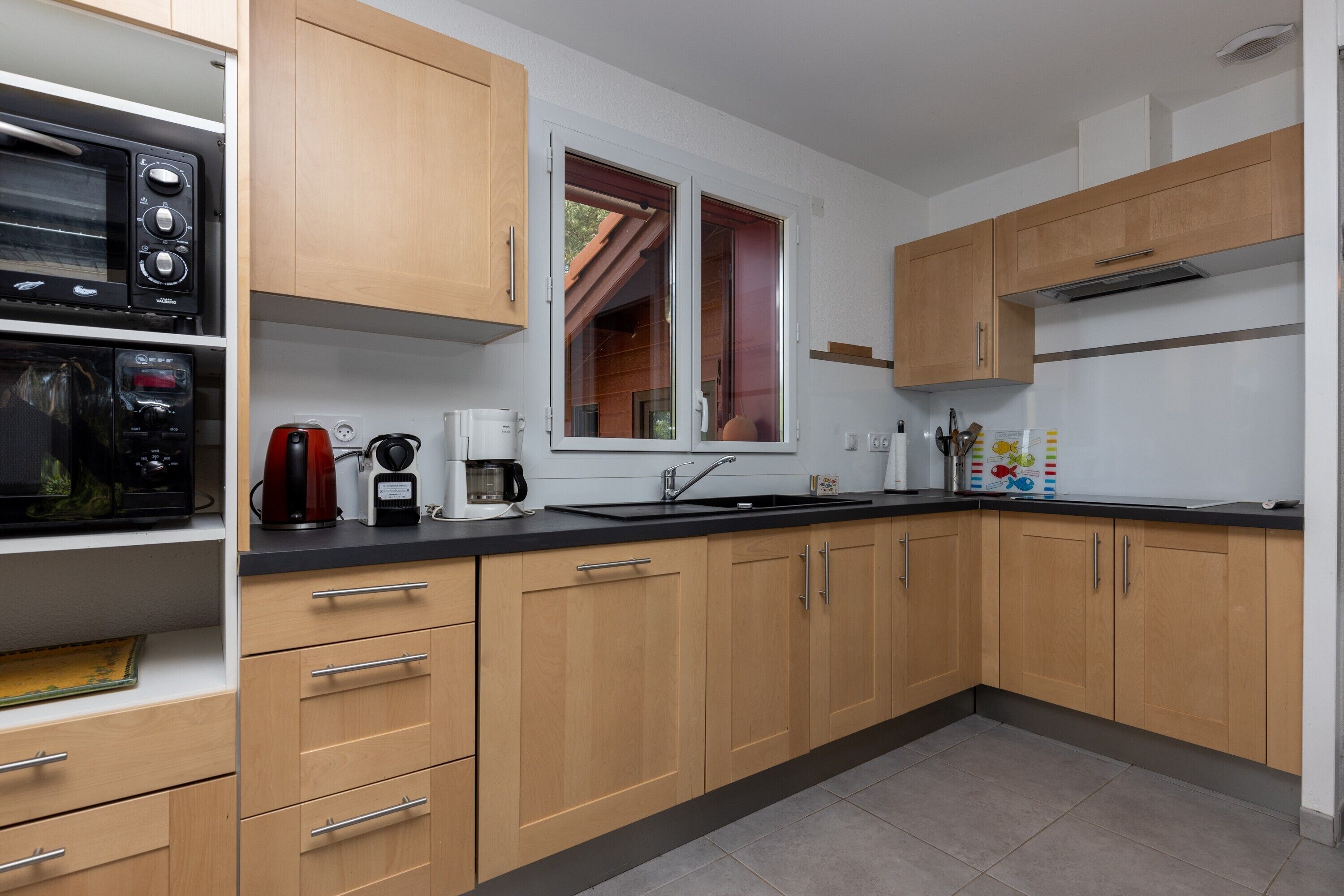 Coffee/tea maker, fridge, microwave, oven