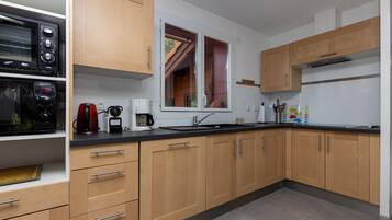 Coffee/tea maker, fridge, microwave, oven