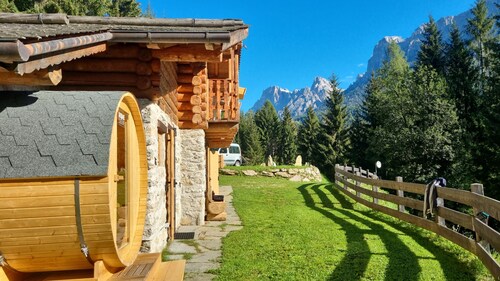 Chalet Baita Dani with Mountain View, Sauna, Wi-Fi and Terrace
