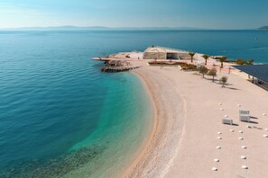 Beach nearby, white sand, 3 beach bars