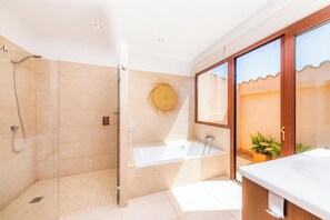 Kylpyamme, hiustenkuivaaja, pyyhkeet