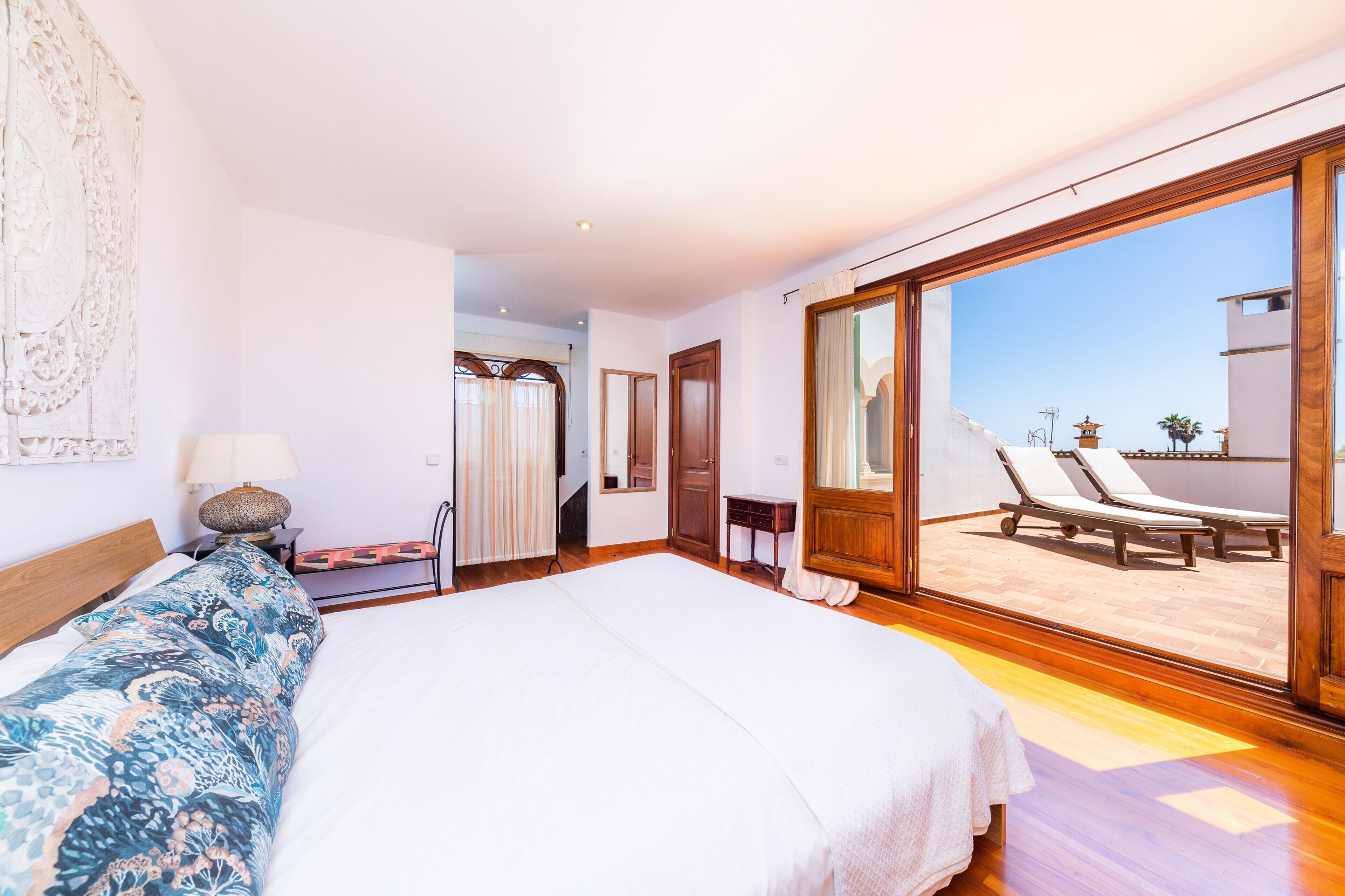 4 bedrooms, iron/ironing board, free WiFi, bed sheets