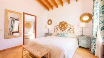 4 bedrooms, iron/ironing board, free WiFi, bed sheets