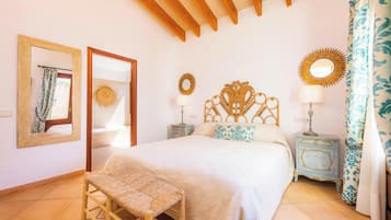 4 bedrooms, iron/ironing board, free WiFi, bed sheets